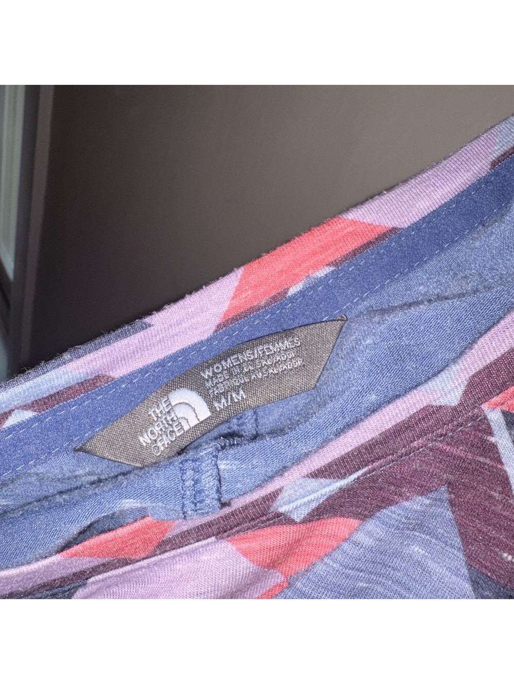 The North Face Women's Tank Top - Geometric Print - Pocket Detail  Size Medium - Picture 3 of 3